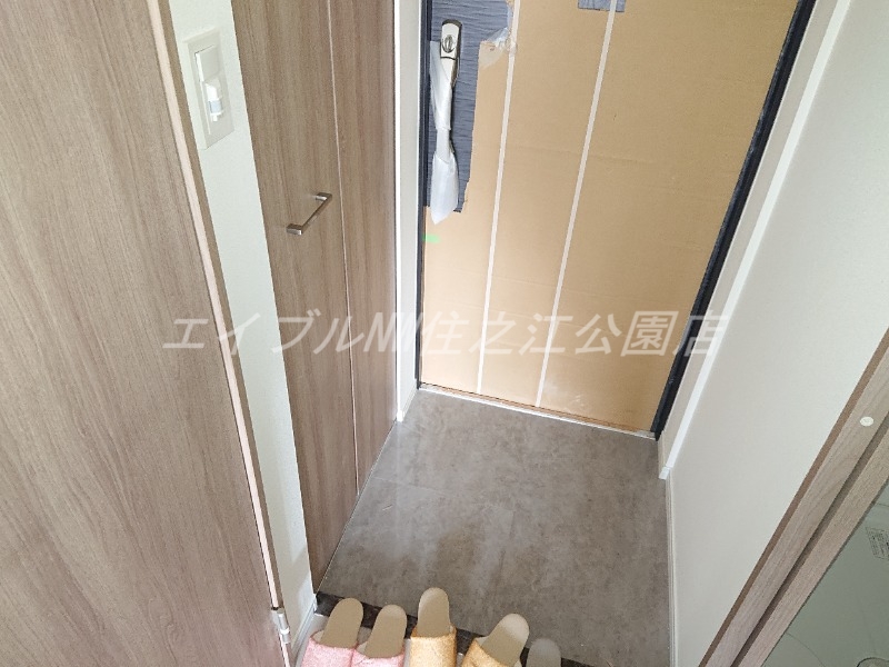 玄関　建築中写真★奇数階と偶数階で壁クロスと床の色が異なります★