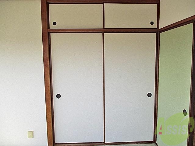 収納　和室には各部屋に押入れがあります。天袋もついてます