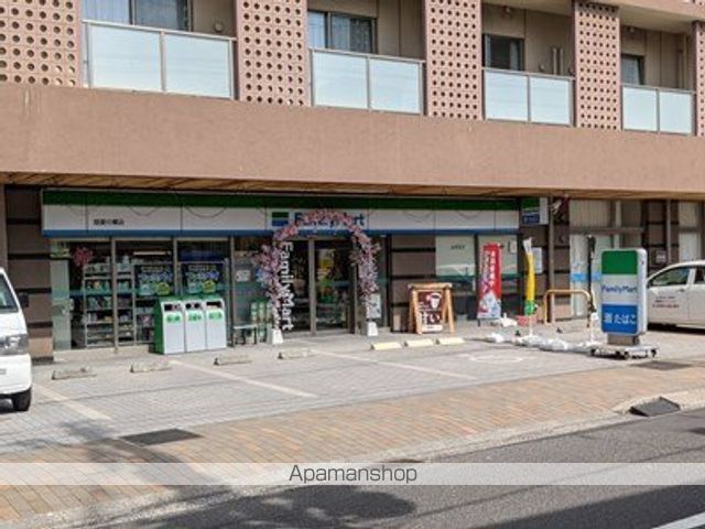 コンビニ　ファミリーマート（コンビニ）まで251m