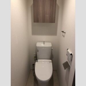 トイレ　落ち着いた色調のトイレです