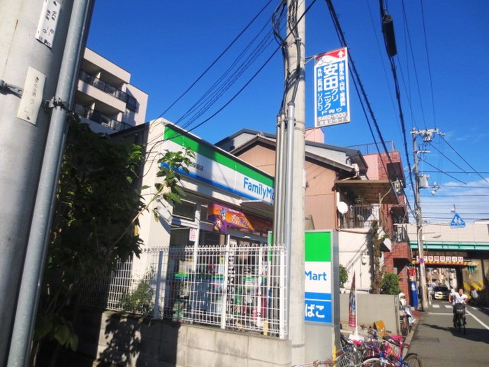 コンビニ　ファミリーマート（コンビニ）まで5m