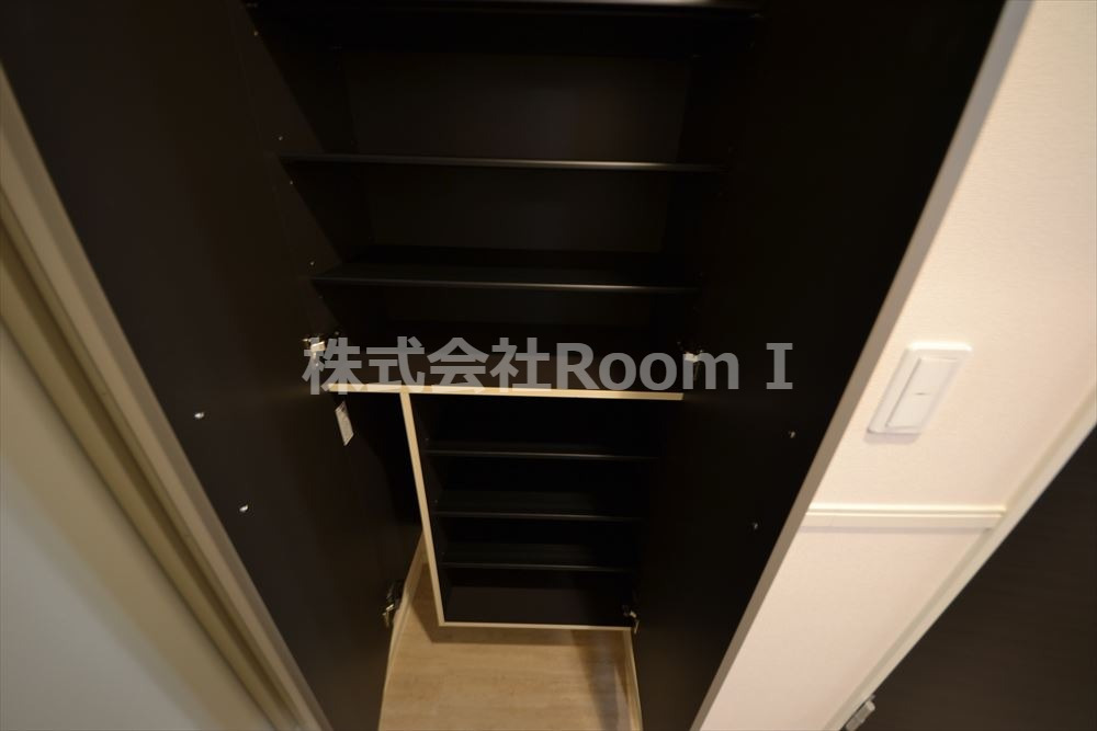 玄関　落ち着いた玄関ですシューズボックスです。