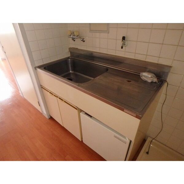 キッチン　掲載写真は同型モデルを掲載しており実際のお部屋と仕様等が異な