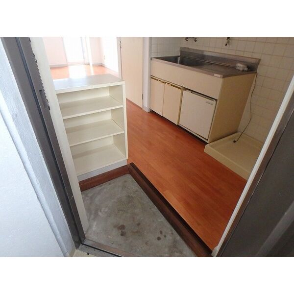 玄関　掲載写真は同型モデルを掲載しており実際のお部屋と仕様等が異な
