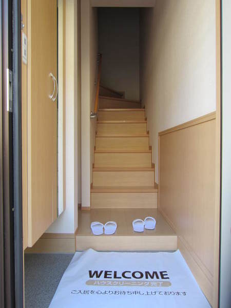 玄関　玄関から見た室内です