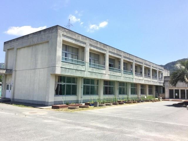 小学校　牟礼南小学校（小学校）まで700m