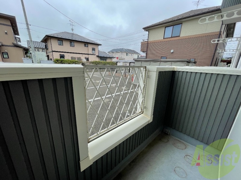 バルコニー　バルコニーはきれいで日もよく当たり気持ちの良い空間です。