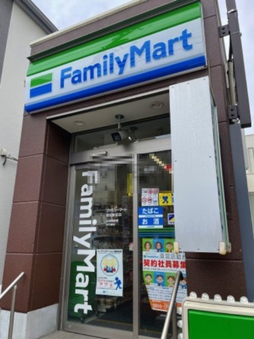 コンビニ　ファミリーマート 蒔田駅前店（コンビニ）まで428m
