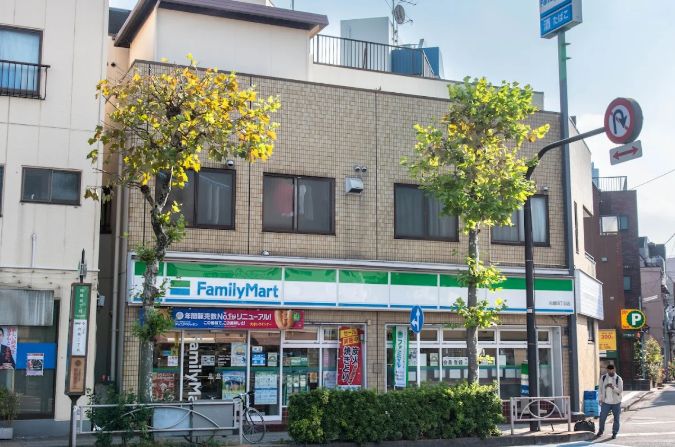 コンビニ　ファミリーマート向島四丁目店（コンビニ）まで391m