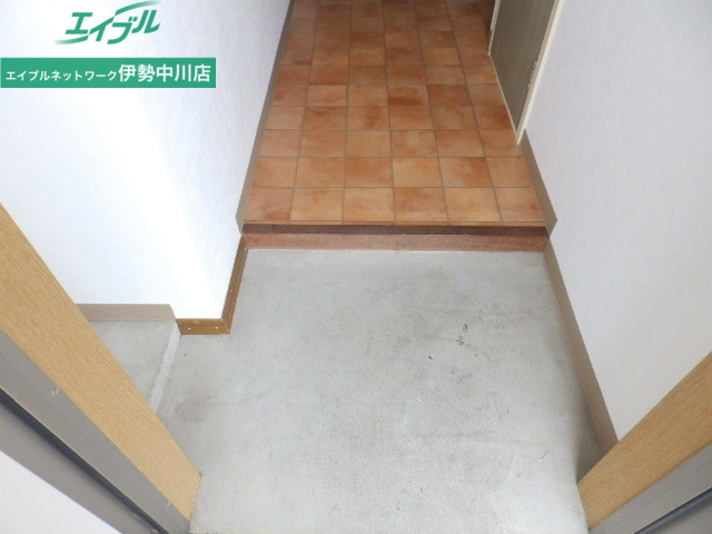 玄関　同型の別部屋写真です。