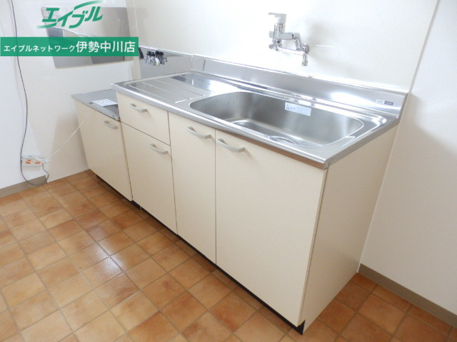 キッチン　同型の別部屋写真です。