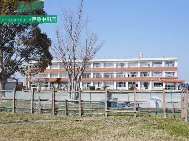 小学校　松阪市立鵲小学校（小学校）まで728m