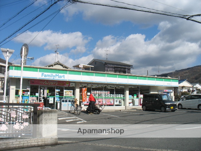 コンビニ　ファミリーマート（コンビニ）まで740m