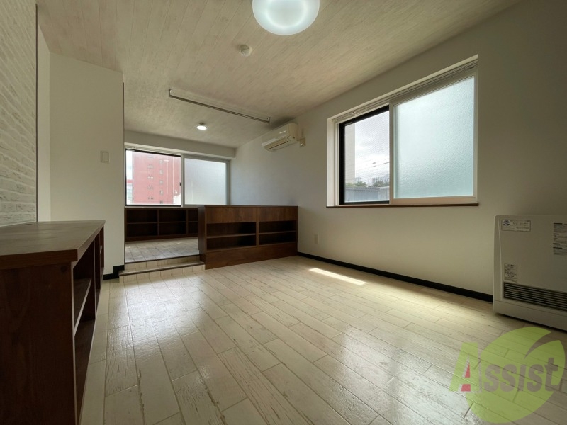 居室・リビング　木目のフローリングは落ち着きのある印象のお部屋になりますね。
