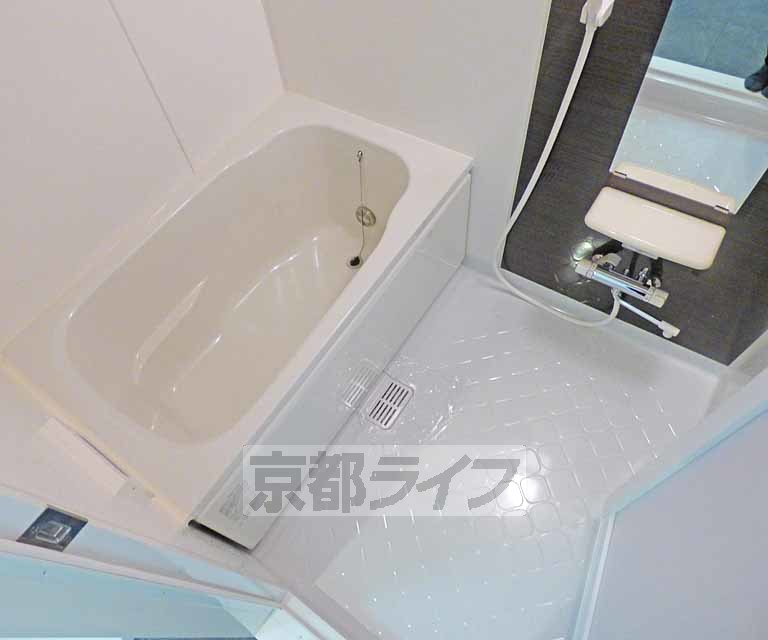 バス・シャワールーム　広々とした浴室です。