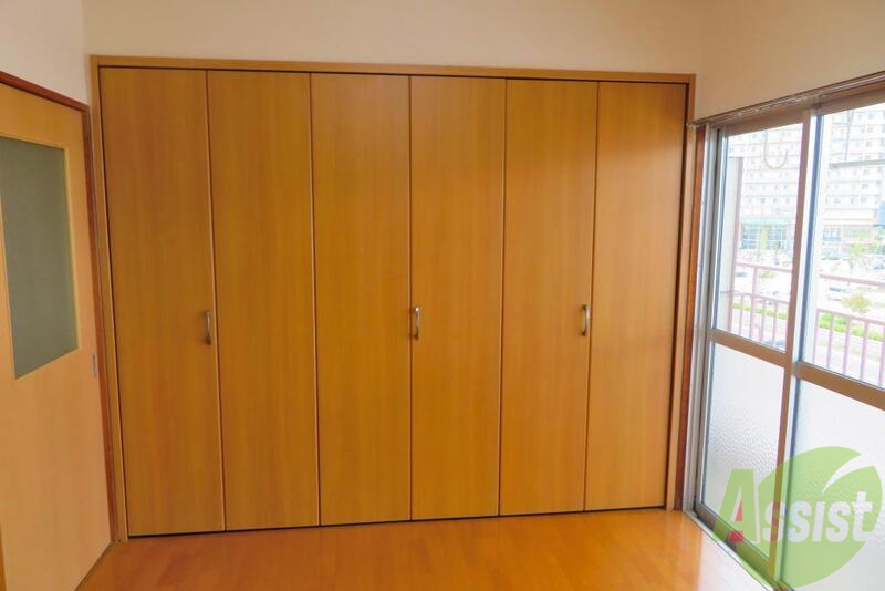 収納　クローゼットは壁一面を使って広い収納です。