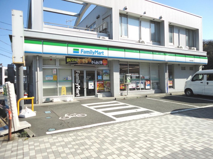 コンビニ　ファミリーマート（コンビニ）まで246m