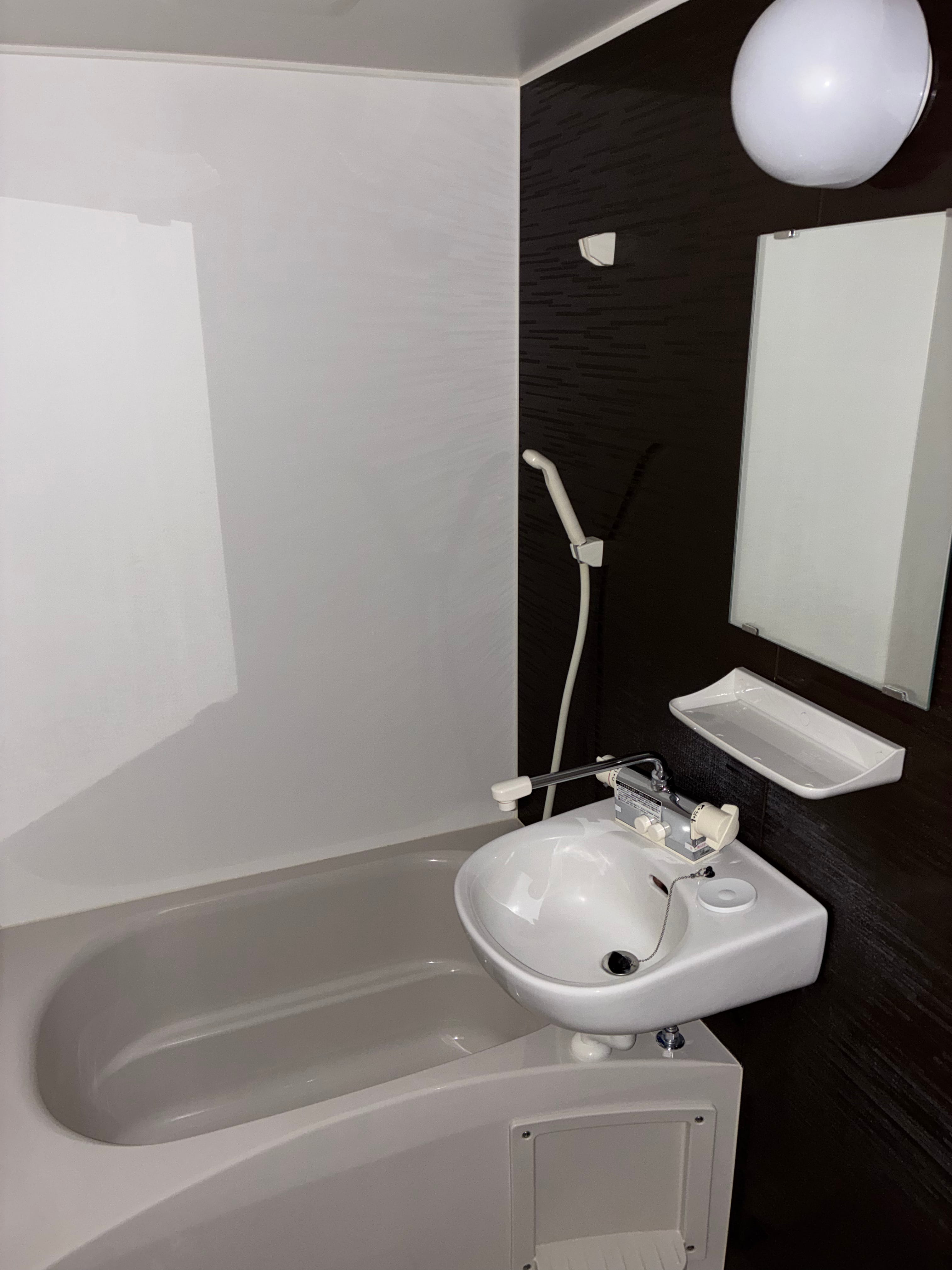 バス・シャワールーム　広くはないですがトイレと分かれてます。