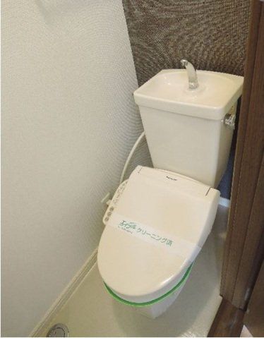 トイレ　温水洗浄便座付きのトイレです。