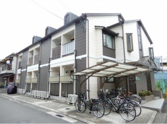 建物外観　２階建てのスマートな建物です。