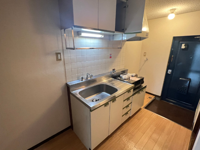 キッチン　明るい壁紙で爽やかな和室です。