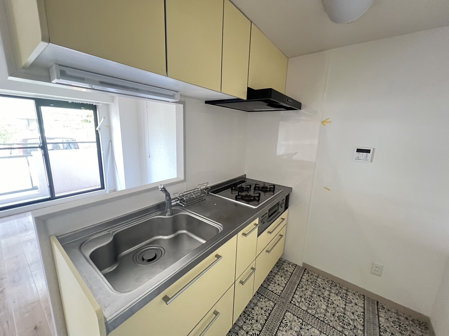 キッチン　同物件の別部屋写真です。