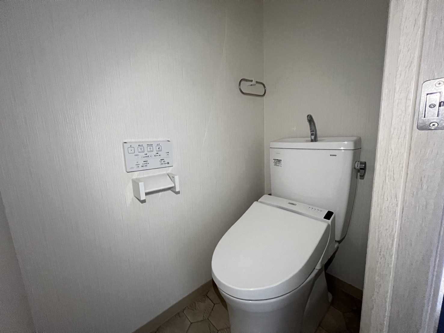 トイレ　同物件の別部屋写真です。