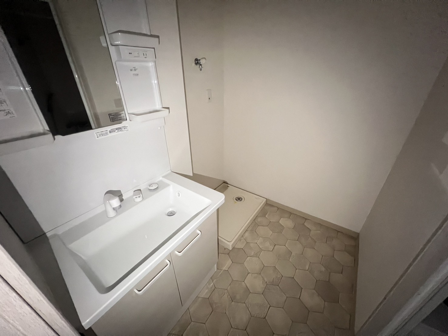 洗面設備　同物件の別部屋写真です。
