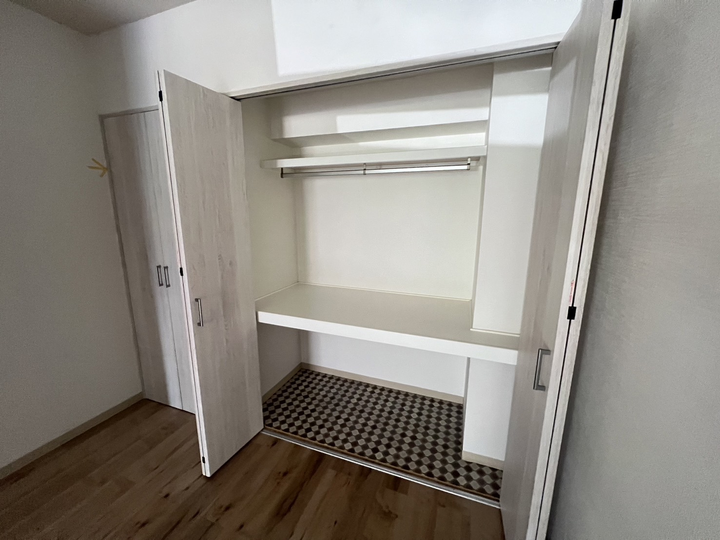 収納　同物件の別部屋写真です。