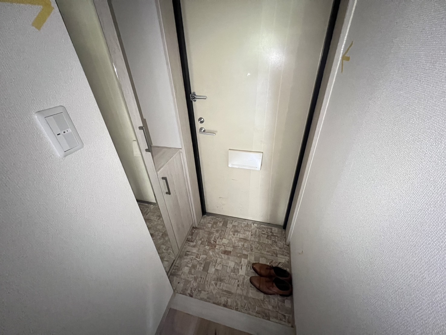 玄関　同物件の別部屋写真です。
