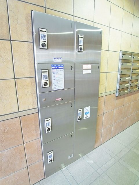 エントランス　♪通販生活に欠かせない宅配ＢＯＸ♪