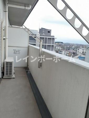 バルコニー　外からの目が気にならないバルコニーで洗濯物が干せます