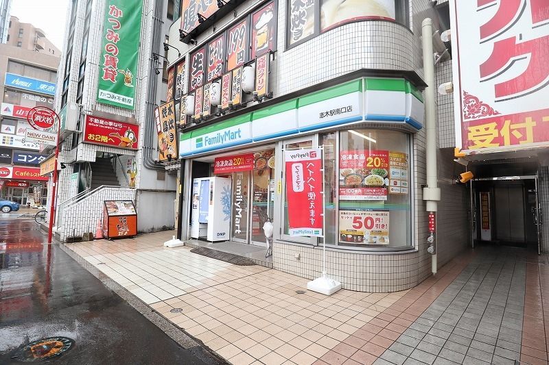 コンビニ　ファミリーマート（コンビニ）まで866m