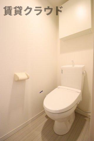 トイレ　綺麗で収納付きです！