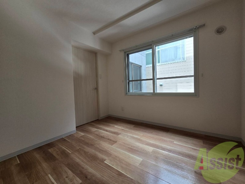 その他部屋・スペース　寝室はこちらです。光が差し込む、温かみのあるお部屋です。