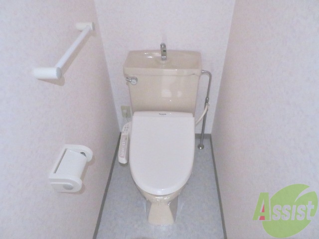 トイレ　ウォシュレット機能がついたトイレです。安心して使用できますね