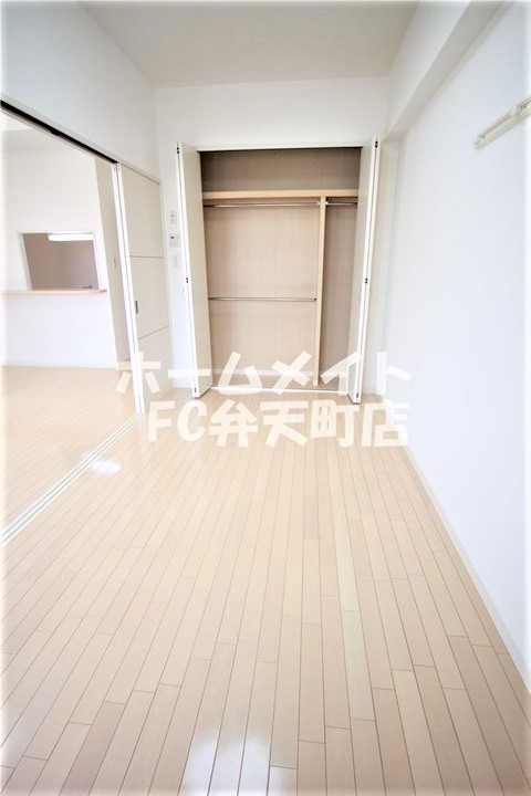 その他部屋・スペース　落ち着いた色調の寝室です