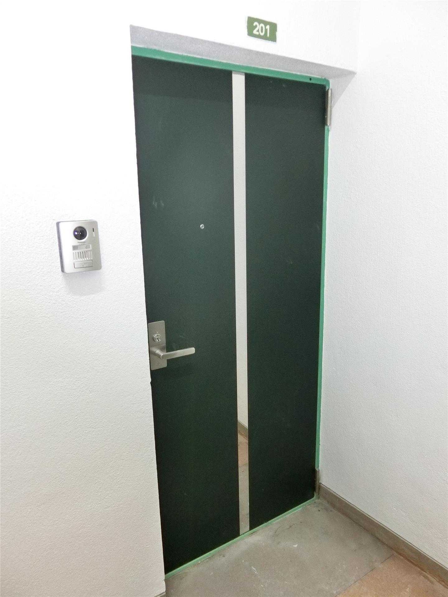 セキュリティ　お部屋から確認できるモニター付きドアホン！