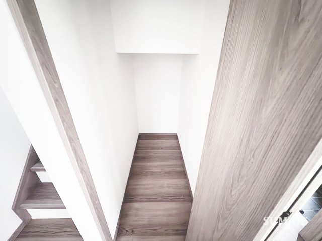 収納　階段下収納です