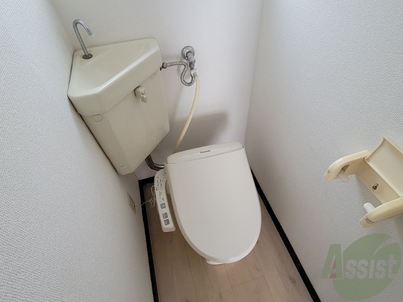 トイレ　お手洗いは温水洗浄付き。これは個人的に外せません。