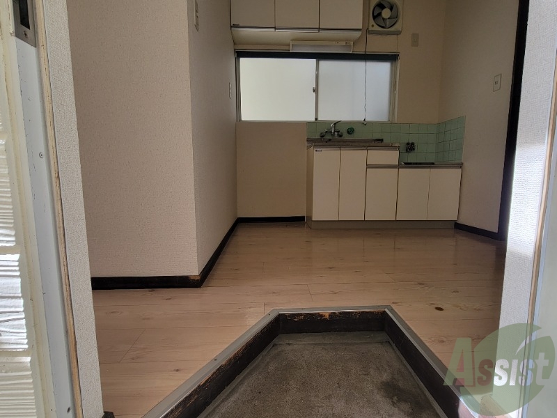 玄関　玄関には収納などを置かれるのが良いかもしれません。