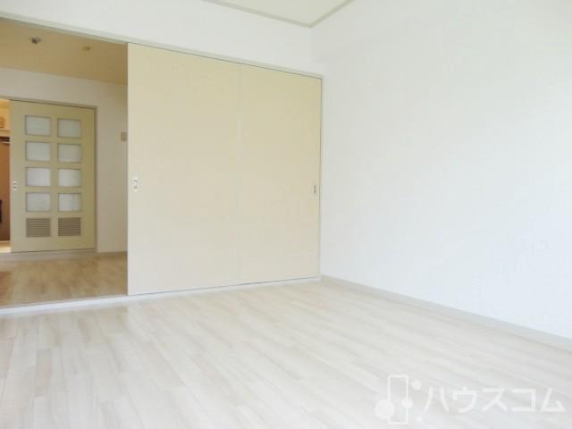 居室・リビング　収納もあるフローリングのお部屋です♪