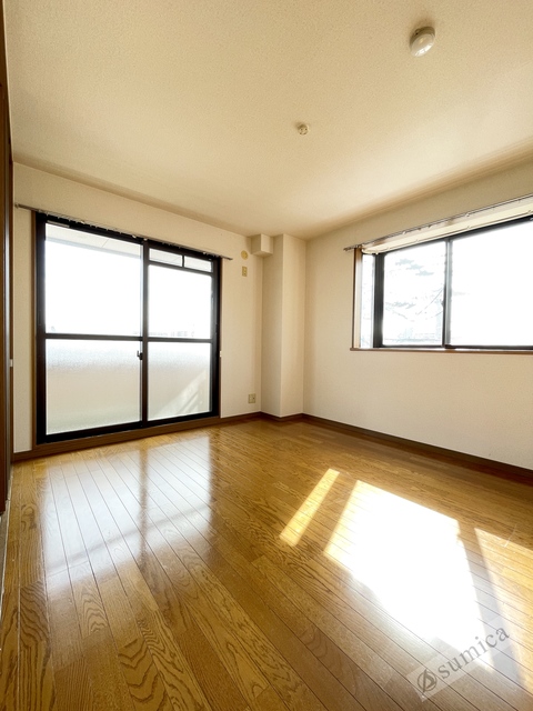 バルコニー　内装は落ち着いています。角部屋で窓が多く明るさを演出。