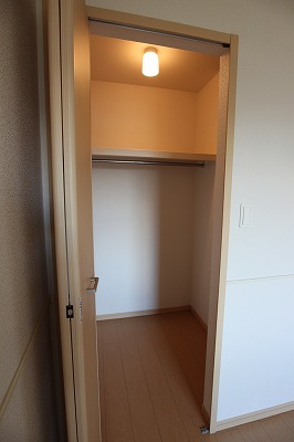 収納　たっぷり収納出来るウォークインクローゼットです。