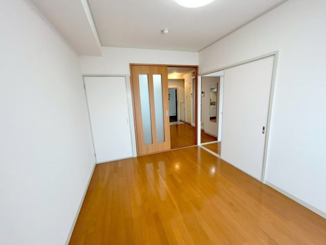 その他部屋・スペース　ゆとりのあるベッドルームで快適な睡眠をとってくださいね。