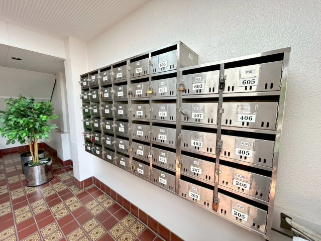 ロビー　ロビーにある各部屋毎のメールボックス。