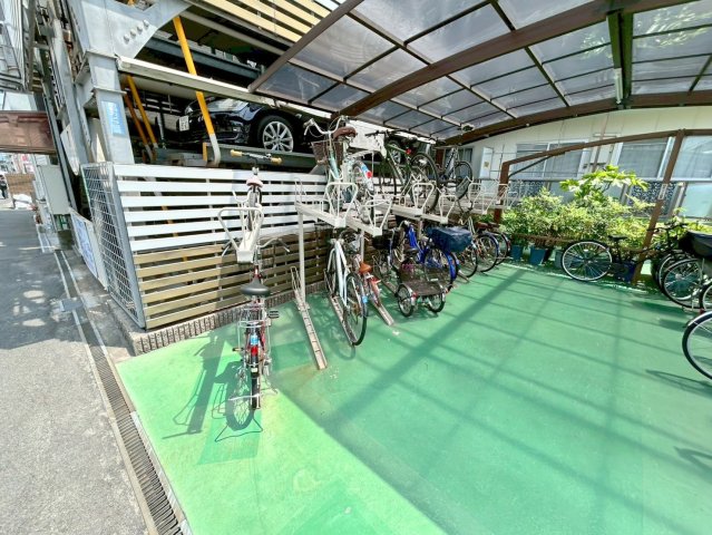 駐車場　敷地内には入居者専用の駐輪スペースもあります。