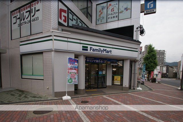 コンビニ　ファミリーマート（コンビニ）まで738m