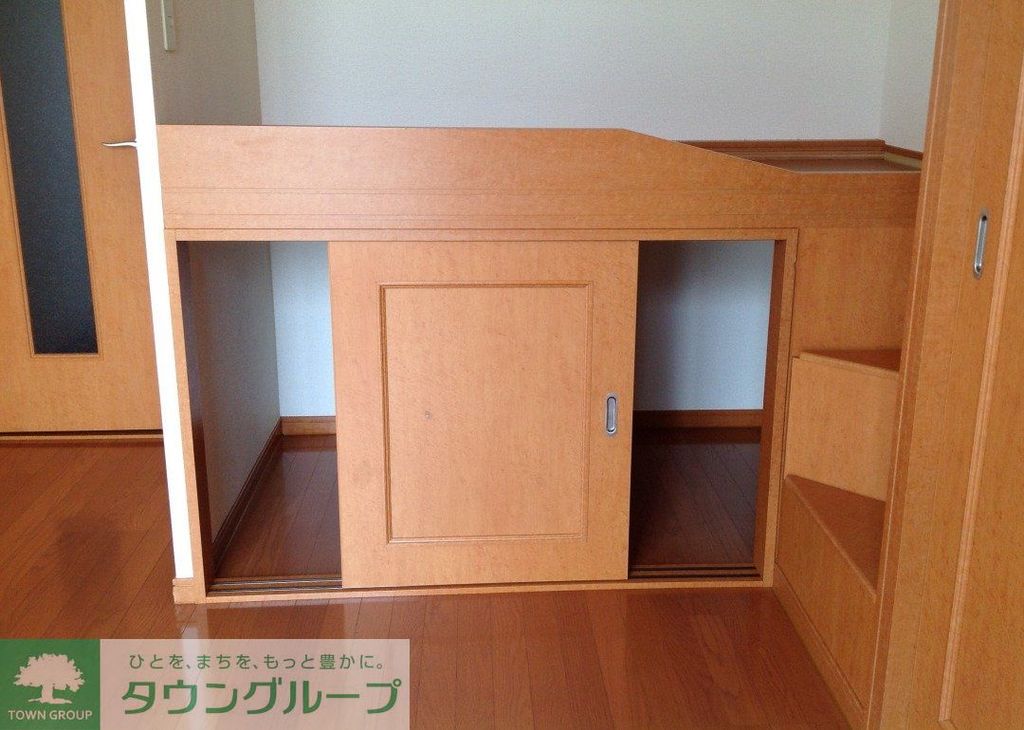 その他部屋・スペース　1階はフローリング、2階はじゅうたんです。