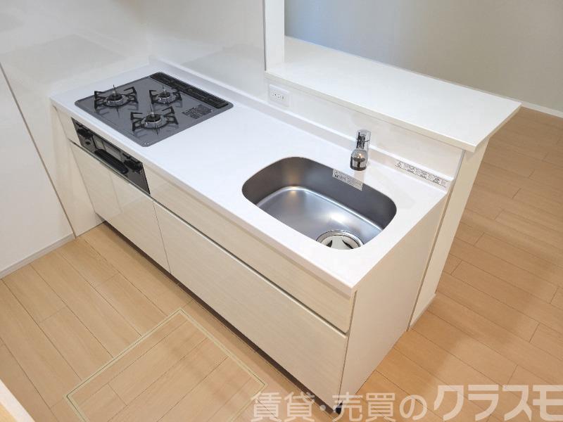 キッチン　効率よくお料理できる３口コンロ付き♪